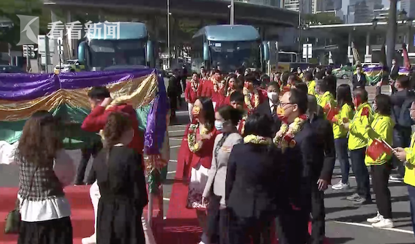 苏炳添、马龙…内地奥运健儿访港团抵港 香港各界热烈欢迎休闲区蓝鸢梦想 - Www.slyday.coM 苏炳添、马龙…内地奥运健儿访港团抵港 香港各界热烈欢迎休闲区蓝鸢梦想 - Www.slyday.coM