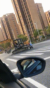 搞笑GIF趣图:为了不压坏公路,真的是费尽了心思!-魔性次元