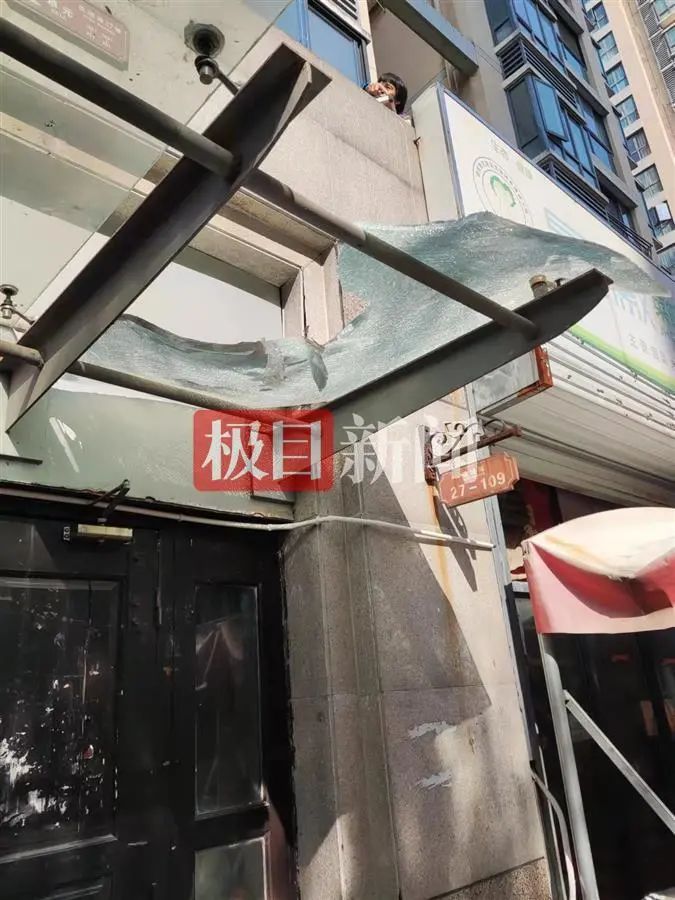 男童被人抱走从楼顶扔下坠亡!警方通报休闲区蓝鸢梦想 - Www.slyday.coM 男童被人抱走从楼顶扔下坠亡!警方通报休闲区蓝鸢梦想 - Www.slyday.coM