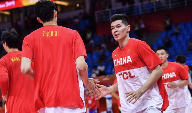 中国男篮大战NBA级豪强,周琦单挑澳洲悍将,赵睿艾伦迎大考