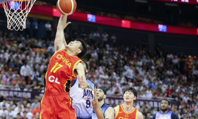 中国男篮大战NBA级豪强,周琦单挑澳洲悍将,赵睿艾伦迎大考