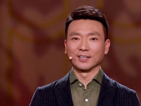 央视名嘴康辉走红原因 新闻主播段子手魅力