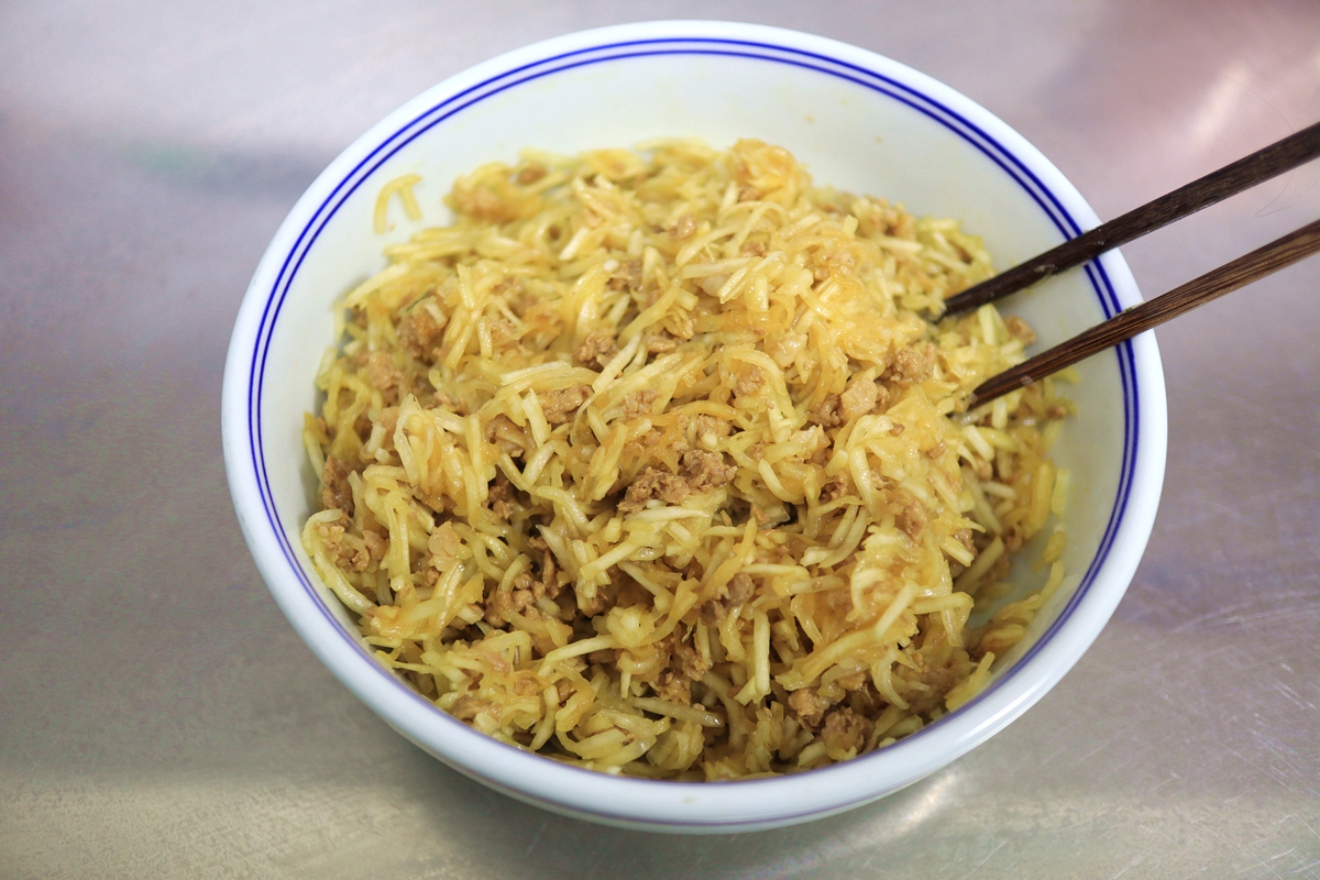 南瓜别直接蒸着炒着吃,做成香嫩多汁大包子,一手拿2个倍儿香 南瓜别直接蒸着炒着吃,做成香嫩多汁大包子,一手拿2个倍儿香