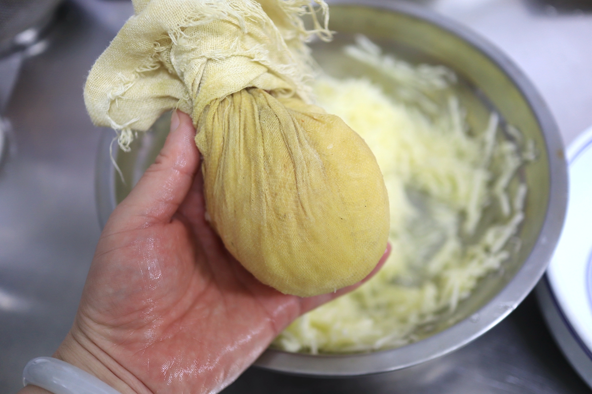 南瓜别直接蒸着炒着吃,做成香嫩多汁大包子,一手拿2个倍儿香 南瓜别直接蒸着炒着吃,做成香嫩多汁大包子,一手拿2个倍儿香