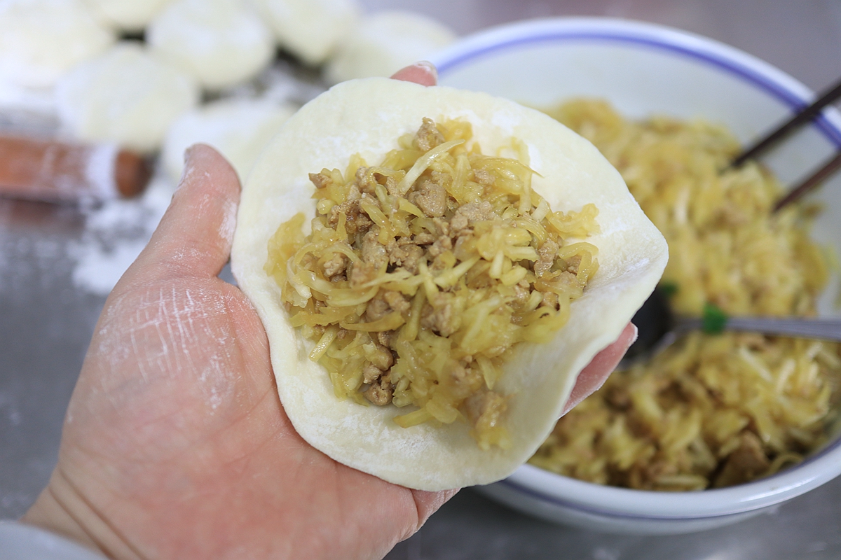 南瓜别直接蒸着炒着吃,做成香嫩多汁大包子,一手拿2个倍儿香 南瓜别直接蒸着炒着吃,做成香嫩多汁大包子,一手拿2个倍儿香