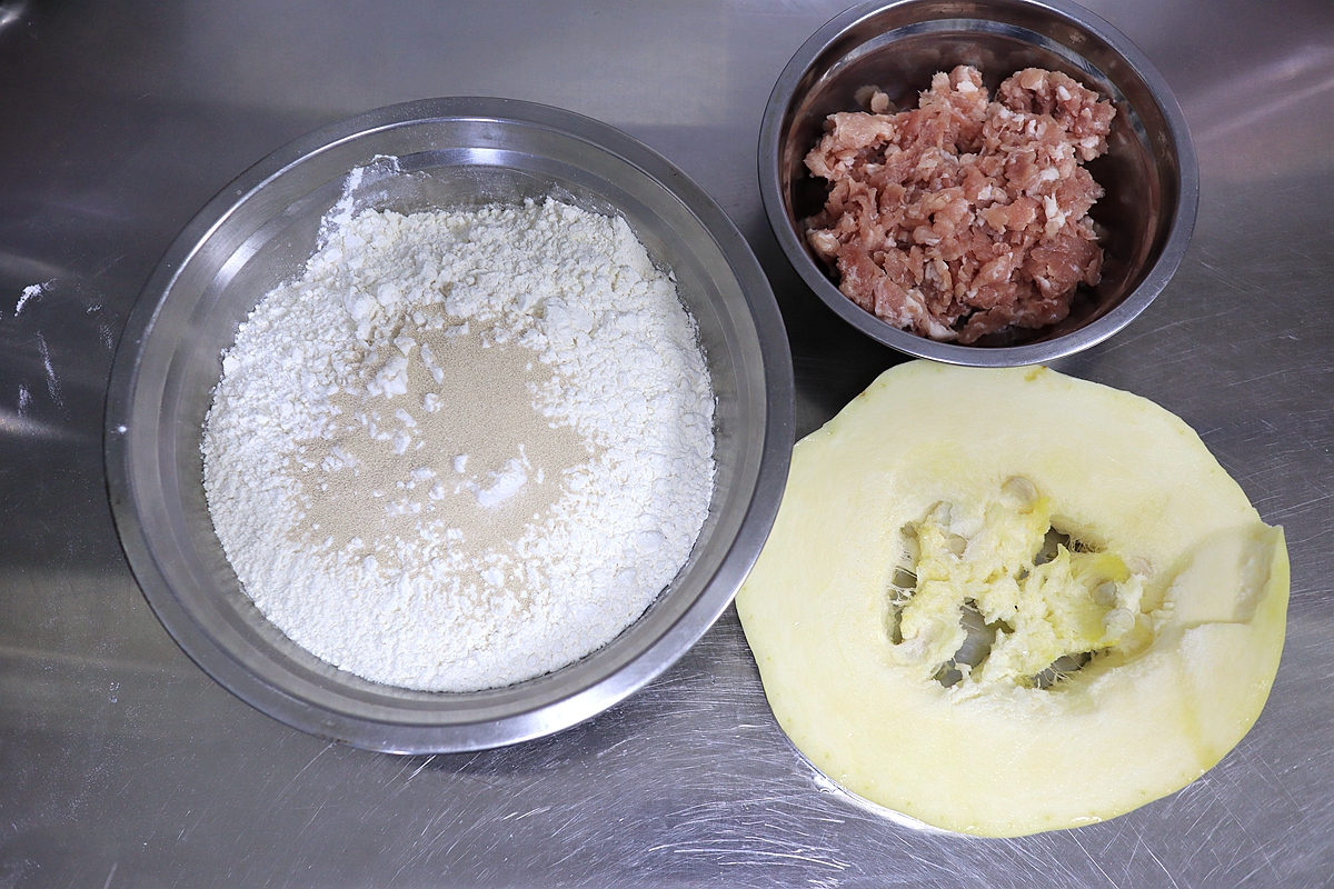 南瓜别直接蒸着炒着吃,做成香嫩多汁大包子,一手拿2个倍儿香 南瓜别直接蒸着炒着吃,做成香嫩多汁大包子,一手拿2个倍儿香