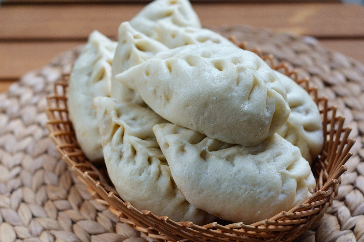 南瓜别直接蒸着炒着吃，做成香嫩多汁大包子，一手拿2个倍儿香