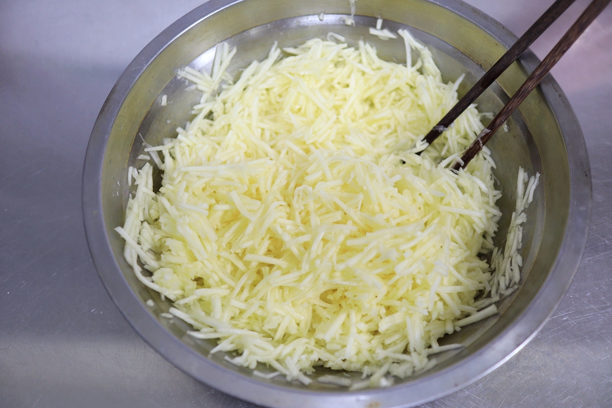 南瓜别直接蒸着炒着吃,做成香嫩多汁大包子,一手拿2个倍儿香 南瓜别直接蒸着炒着吃,做成香嫩多汁大包子,一手拿2个倍儿香