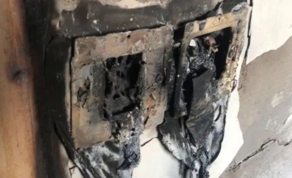 自燃瞬间烧毁整间房!这样的充电数据线千万别用了……休闲区蓝鸢梦想 - Www.slyday.coM 自燃瞬间烧毁整间房!这样的充电数据线千万别用了……休闲区蓝鸢梦想 - Www.slyday.coM