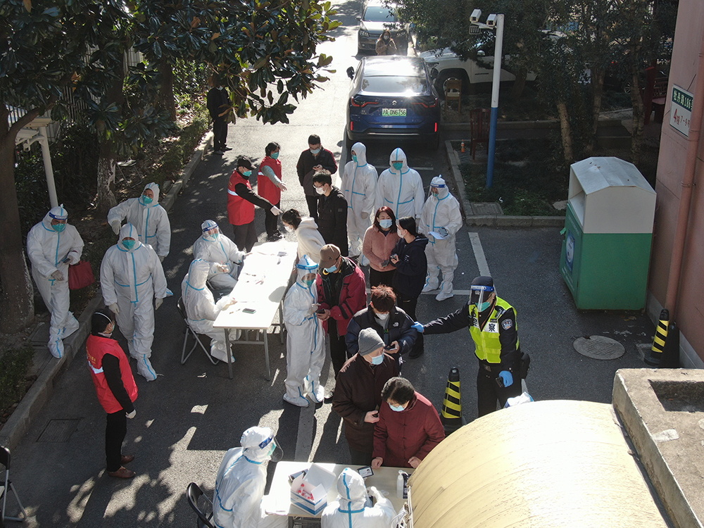 民警、“大白”等共同保障居民日常生活  本文图片均为浦东公安提供