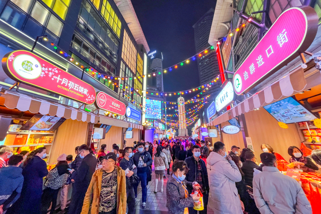 在重庆市解放碑步行街，澳门传统街区的手信店吸引众多市民前来选购。邹乐 摄