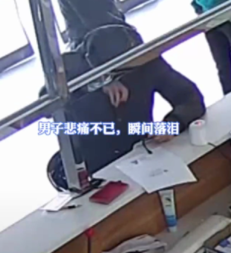 福建一男子为亡妻注销户口时悲痛落泪,请求留下身份证作纪念休闲区蓝鸢梦想 - Www.slyday.coM 福建一男子为亡妻注销户口时悲痛落泪,请求留下身份证作纪念休闲区蓝鸢梦想 - Www.slyday.coM