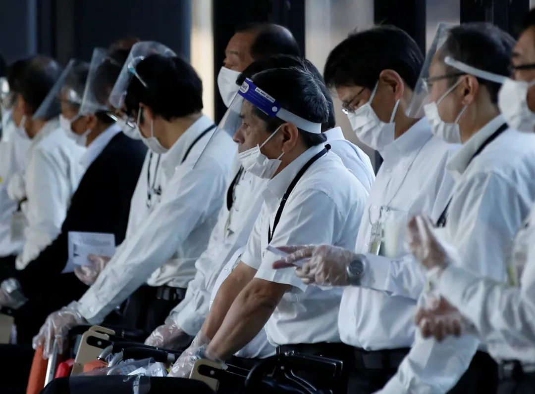 當地時間2021年11月30日,日本成田國際機場,工作人員戴着防護面罩。圖/IC photo