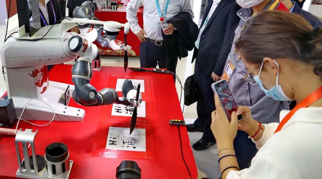 多种人工智能机器人亮相第四届进博会 图源：视觉中国