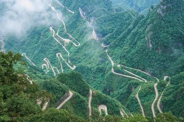 中国最险峻的盘山公路一条有99个弯的通天大道