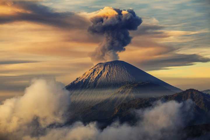 烟柱高达12公里印尼塞梅鲁火山喷发白天变黑夜如世界末日