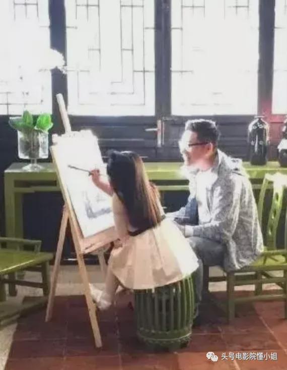 王诗龄的一幅孔雀的画作参加百位影视名人书画展居然还拍卖了12万