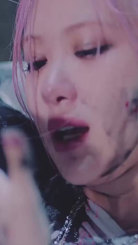 blackpink流泪图,blackpink动图lisa blackpink金发天使rose朴彩英罗婕女士哭戏造型