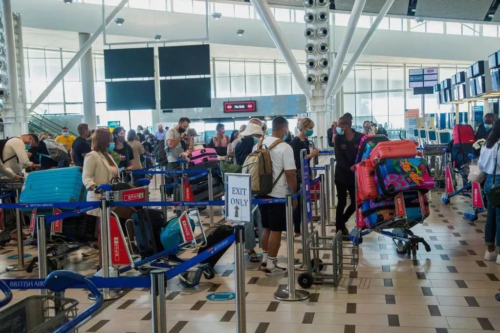 ▲11月29日，旅客在南非开普敦国际机场办理值机手续。图/新华社