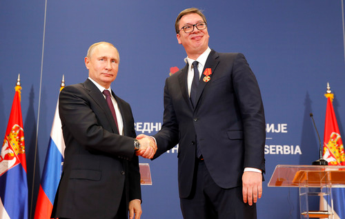 ▲资料图片：塞尔维亚总统武契奇（右）与俄罗斯总统普京在联合新闻发布会上握手。新华社发（米洛萨夫列维奇摄）