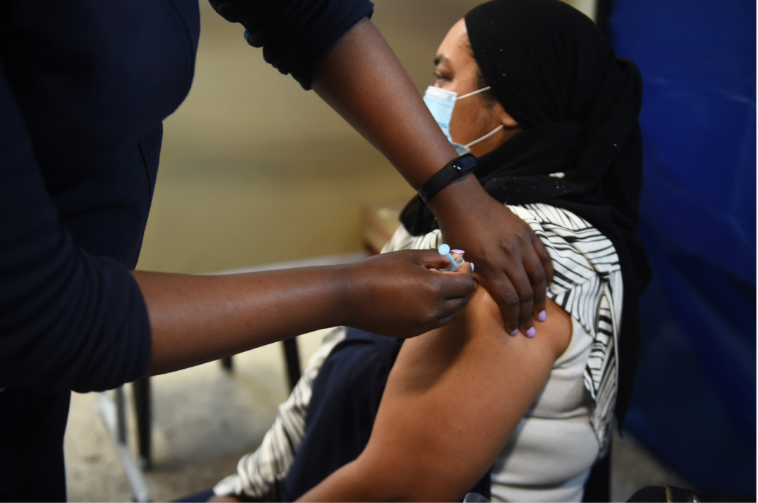 ▲当地时间2021年11月30日，南非开普敦，民众接种新冠疫苗。图/IC photo