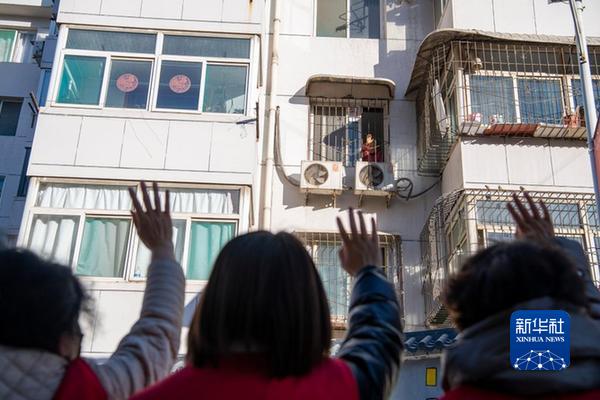 在山西省太原市杏花岭区河北里社区,独居老人荣丁香向山西省红十字情缘志愿服务队的志愿者打招呼(11月30日摄)。新华社记者 杨晨光 摄