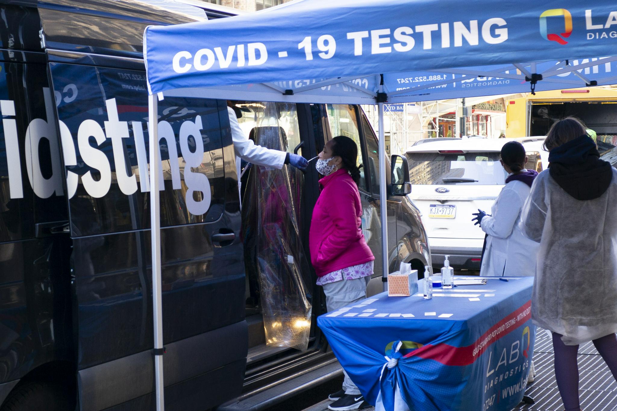 资料图:纽约民众接受检测。