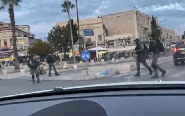 以色列军警击毙袭击者的视频截图（图片来自网络）