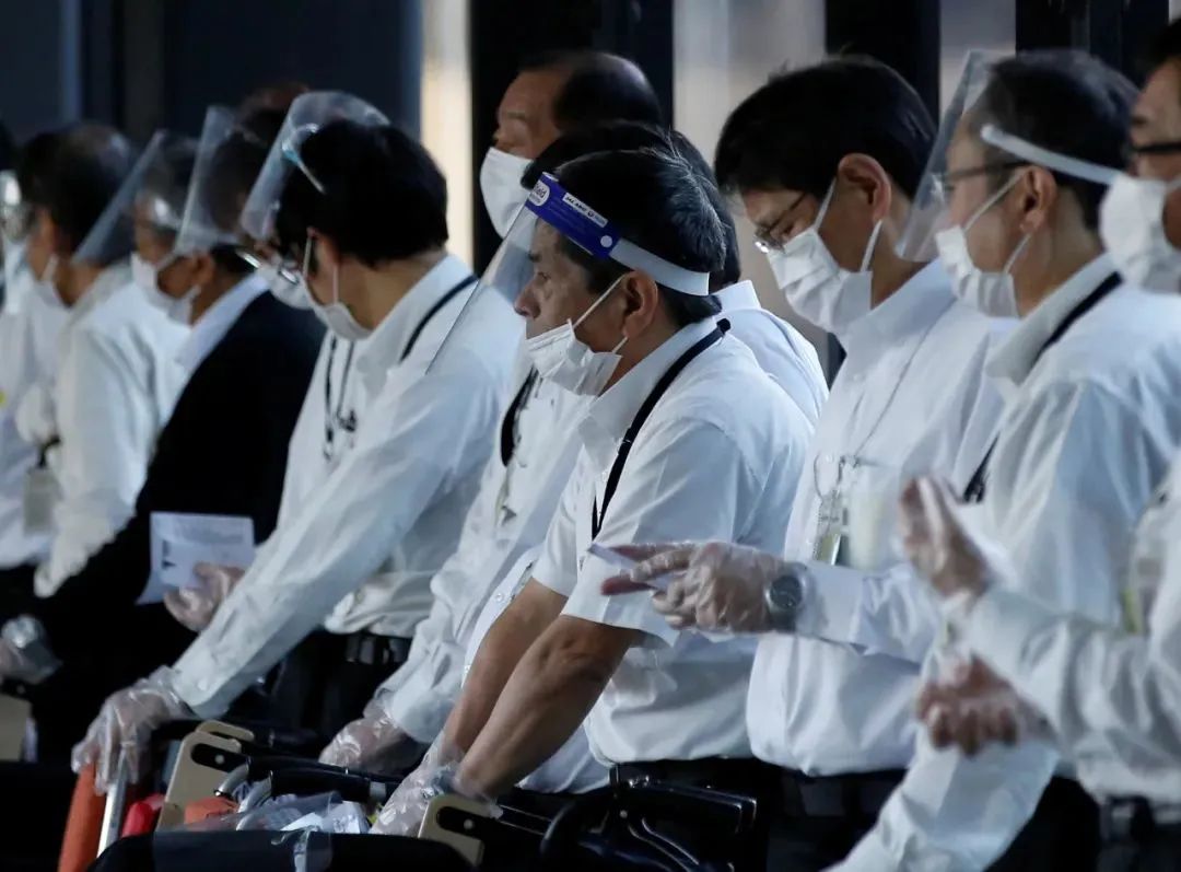 ▲当地时间2021年11月30日，日本成田国际机场，工作人员戴着防护面罩。图/IC photo