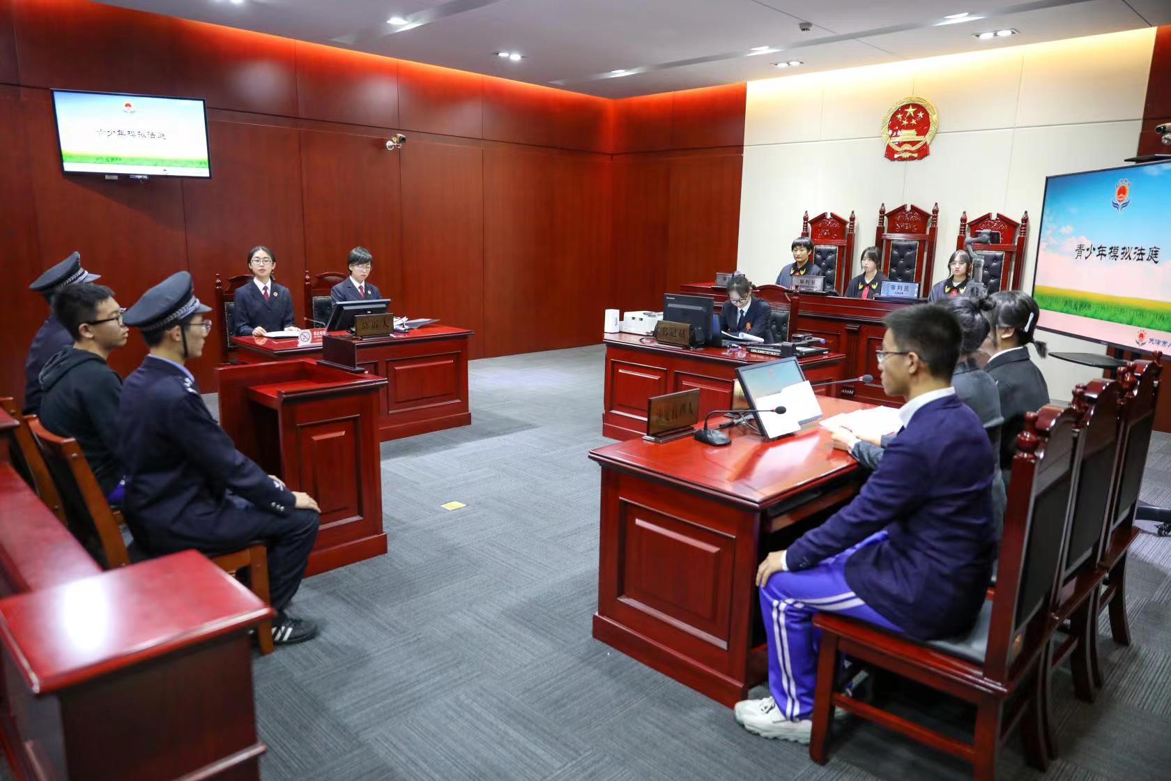图为天津市第二新华中学学生正在演出法治情景剧。 