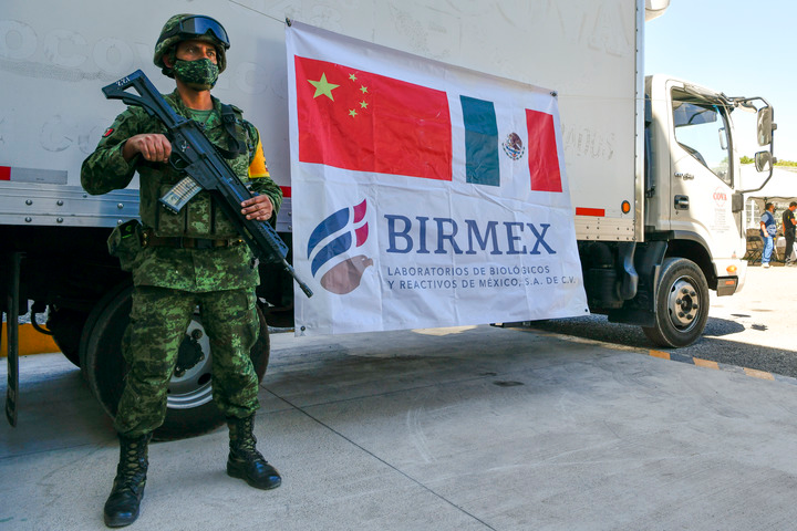 资料图片：3月22日，在墨西哥克雷塔罗市埃尔马克斯产业园，士兵守卫载有康希诺疫苗的运输车。新华社记者 辛悦卫 摄