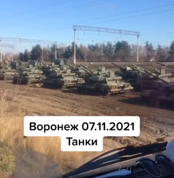 俄军在边境地区部署的坦克 图源：社交媒体