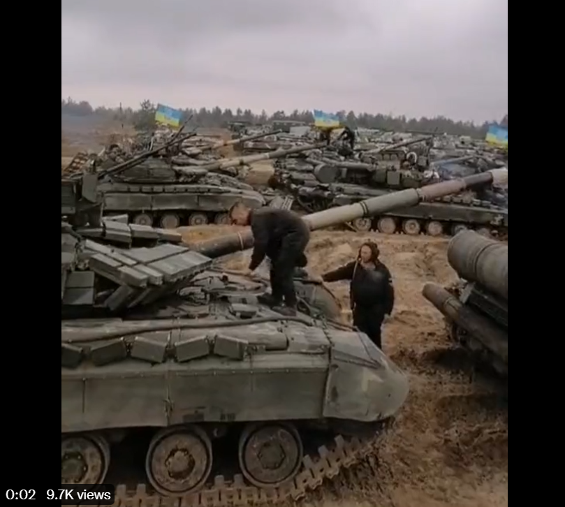 乌政府军在边境地区部署的坦克