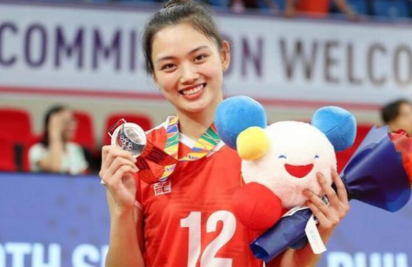超高颜值!越南最美女排二传上传奥黛新照,曾希望来中国打球