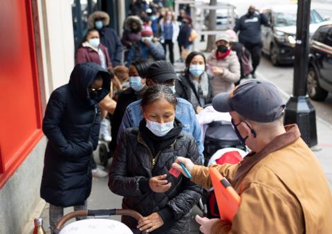 纽约民众排队等待食品分发