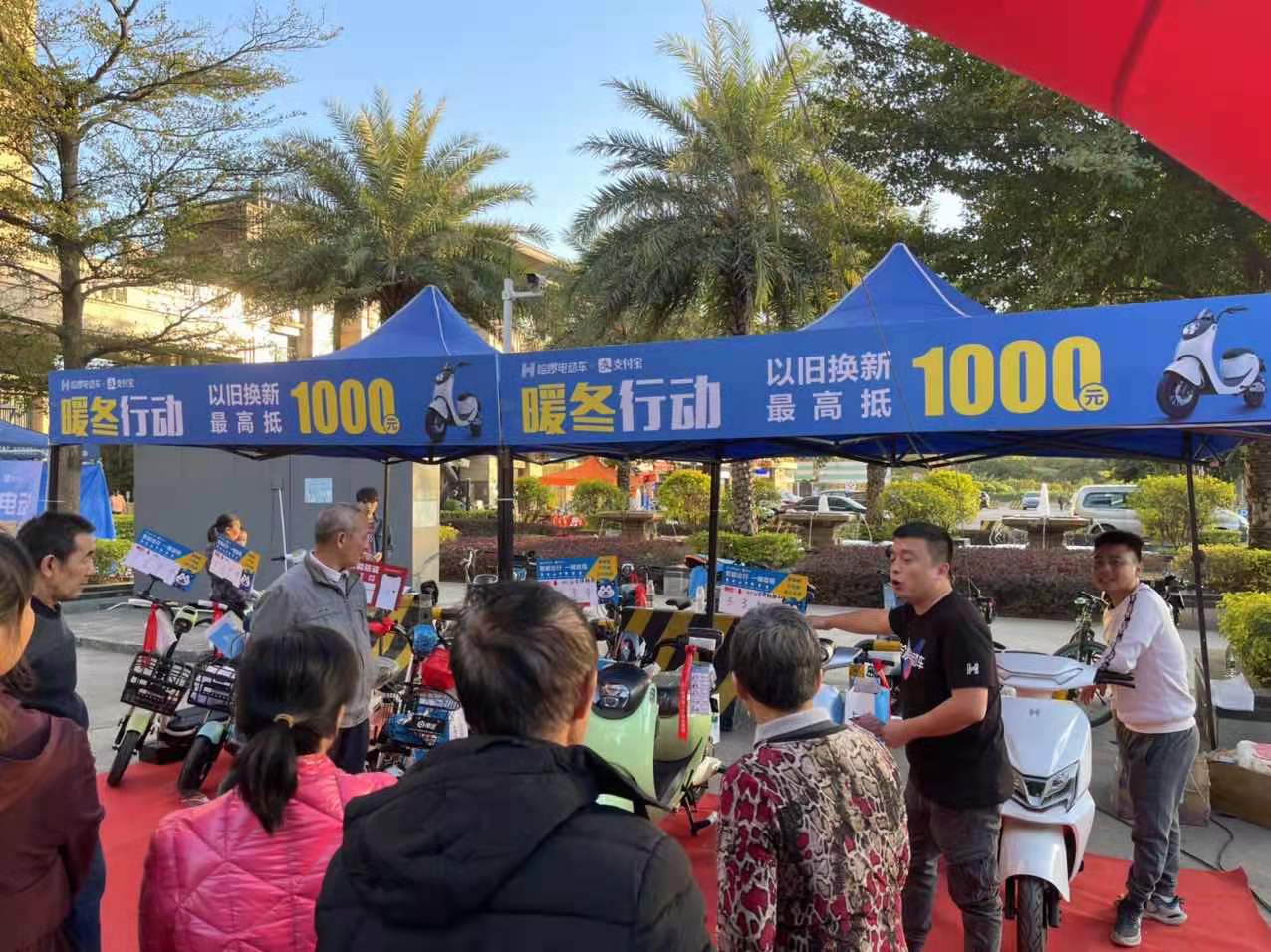 哈啰电动车在深启动“暖冬行动”,为社区居民维修保养电动车