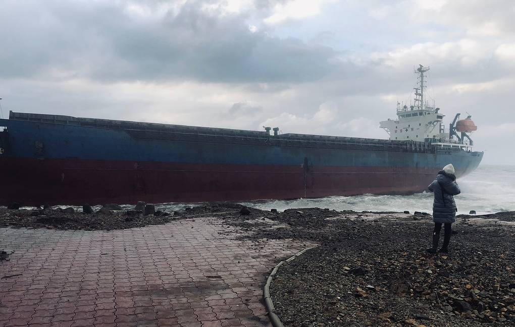 俄罗斯当地救援部门发布的Xing Yuan号货轮遇险照片