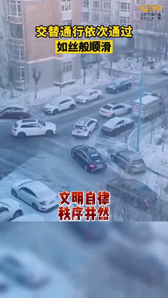 某小区司机教科书级拉链式通行！