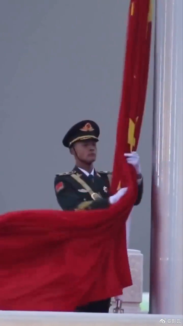 国旗手袁晋爽全程硬核燃爆的收旗过程