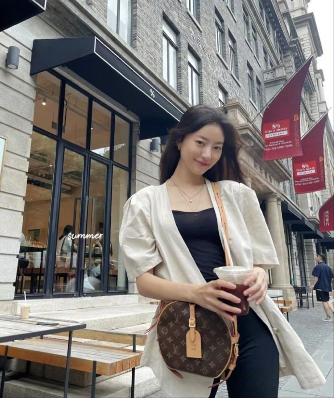 纪凌尘官宣恋情后，女友被扒出是<a href=