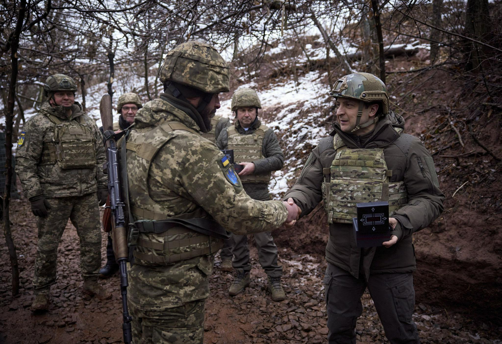 当地时间2021年12月6日，俄乌边境局势紧张之际，乌克兰总统泽连斯基视察边境部队。图/IC photo