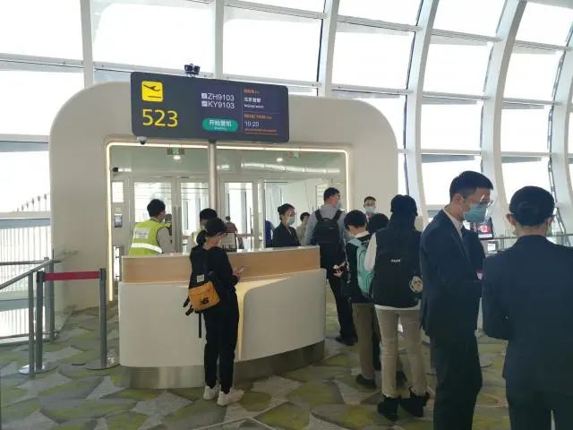 深晚记者率先体验深圳机场卫星厅便捷出行