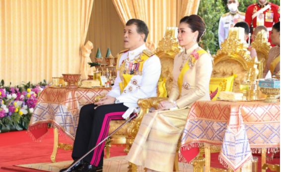 苏提达开车送泰王回<a href=