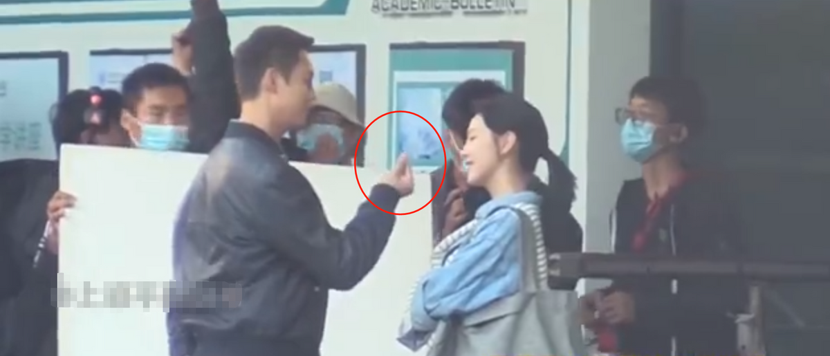 陈伟霆与小11岁女星拍亲密戏！贴身拥抱表情兴奋，女方害羞埋肩