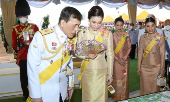 苏提达开车送泰王回<a href=