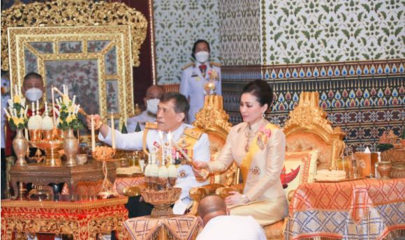 苏提达开车送泰王回<a href=