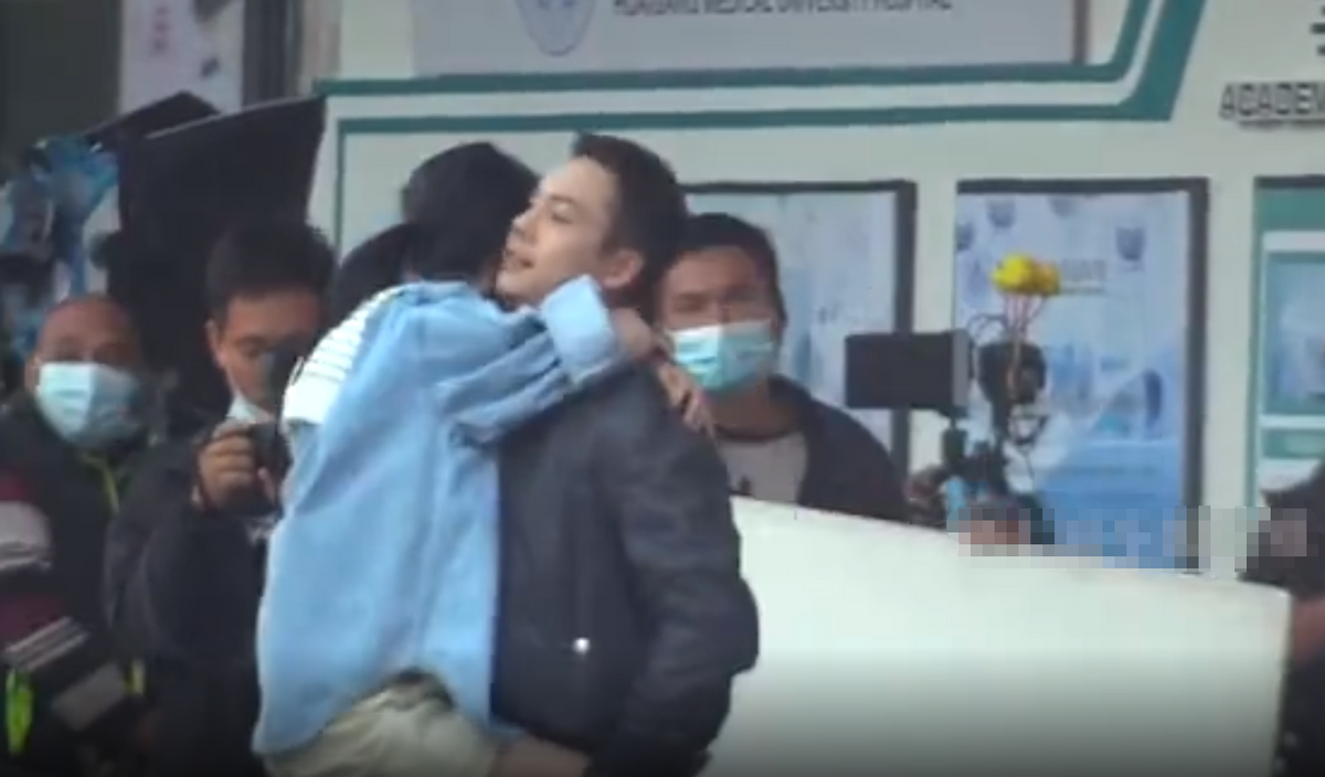 陈伟霆与小11岁女星拍亲密戏！贴身拥抱表情兴奋，女方害羞埋肩