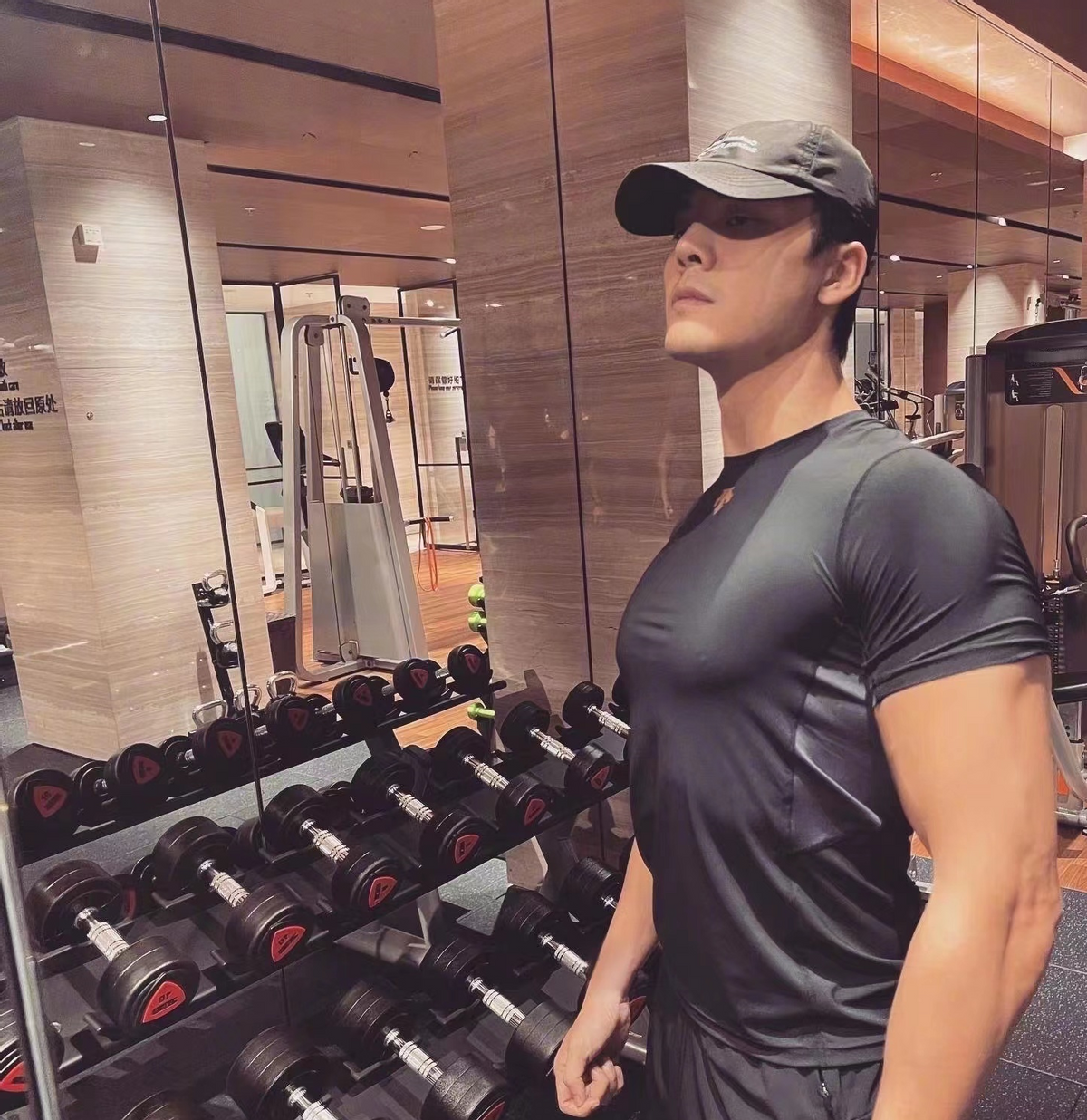 陈伟霆与小11岁女星拍亲密戏！贴身拥抱表情兴奋，女方害羞埋肩