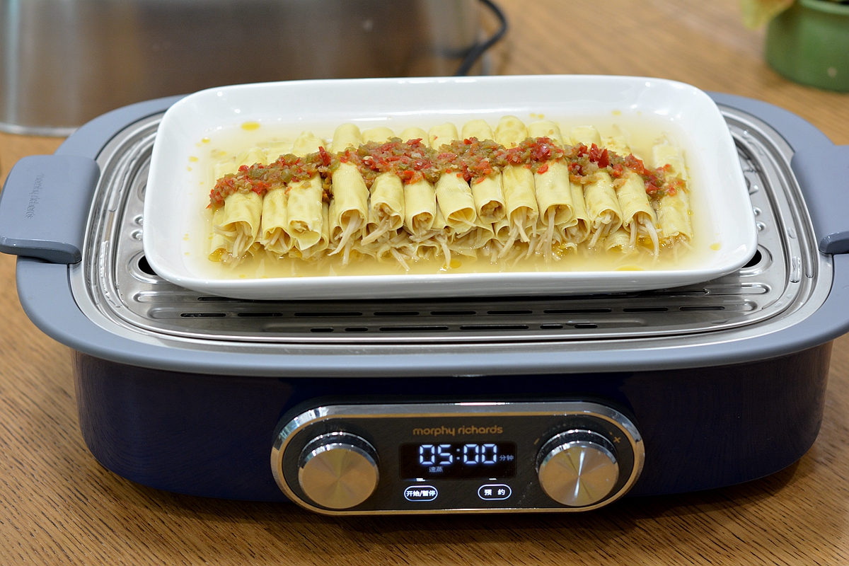 这道清蒸金针菇清香脆嫩，上学娃和中年男人可常吃，几分钟出锅