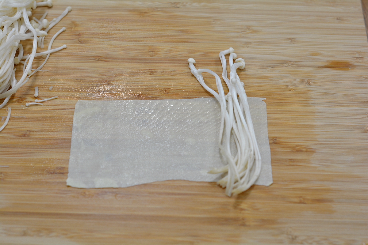 这道清蒸金针菇清香脆嫩，上学娃和中年男人可常吃，几分钟出锅